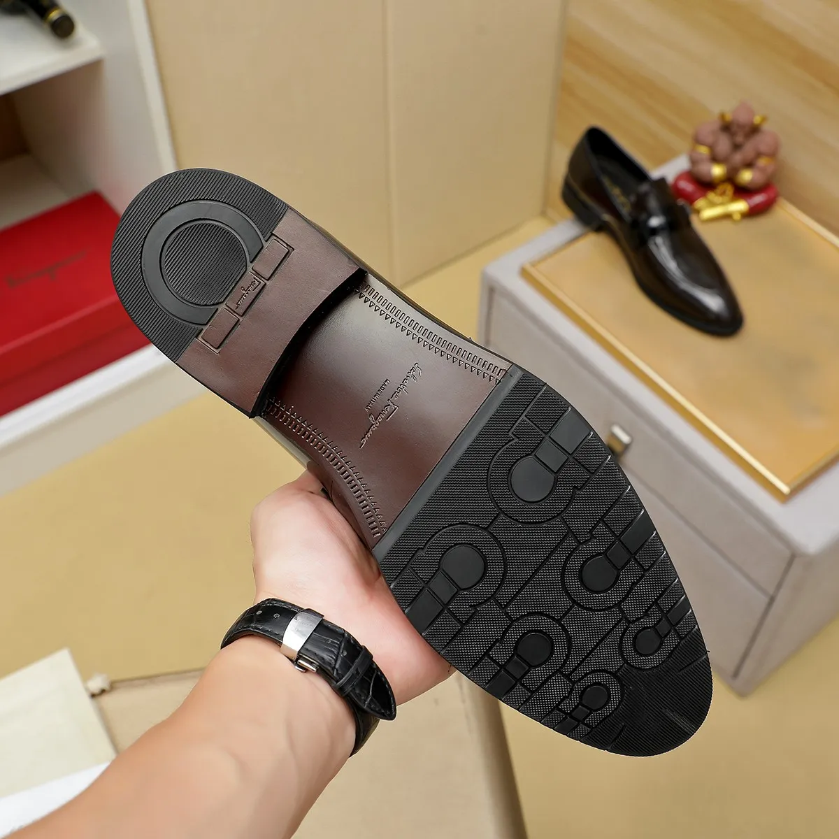 Men's shoes 💰460 Ferragamo [Ferragamo] top imported suit men's shoes 💯Original copy of the official website, product materials: selected imported embossed calfskin + luxury hardware buckle accessories ~ imported water-dyed cow 🐂 leather lining. Strong three-dimensional visual effect, original combination outsole, multiple colors available😘 Size: 39-44 (38.45.46. Customized)